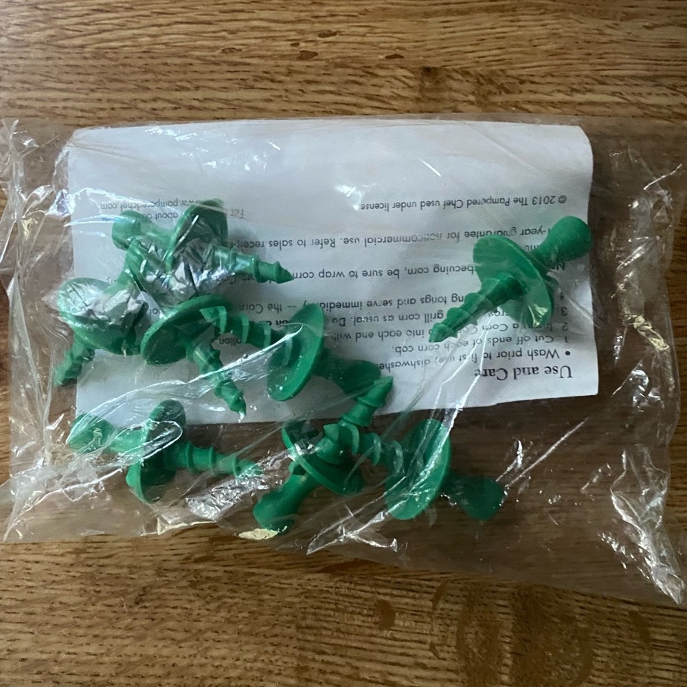 Pampered Chef Green Corn Cob Holders